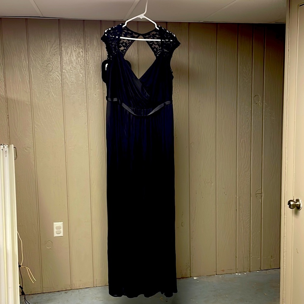 Size 20 black evening gown.  Perfect for winter formals, wedding.